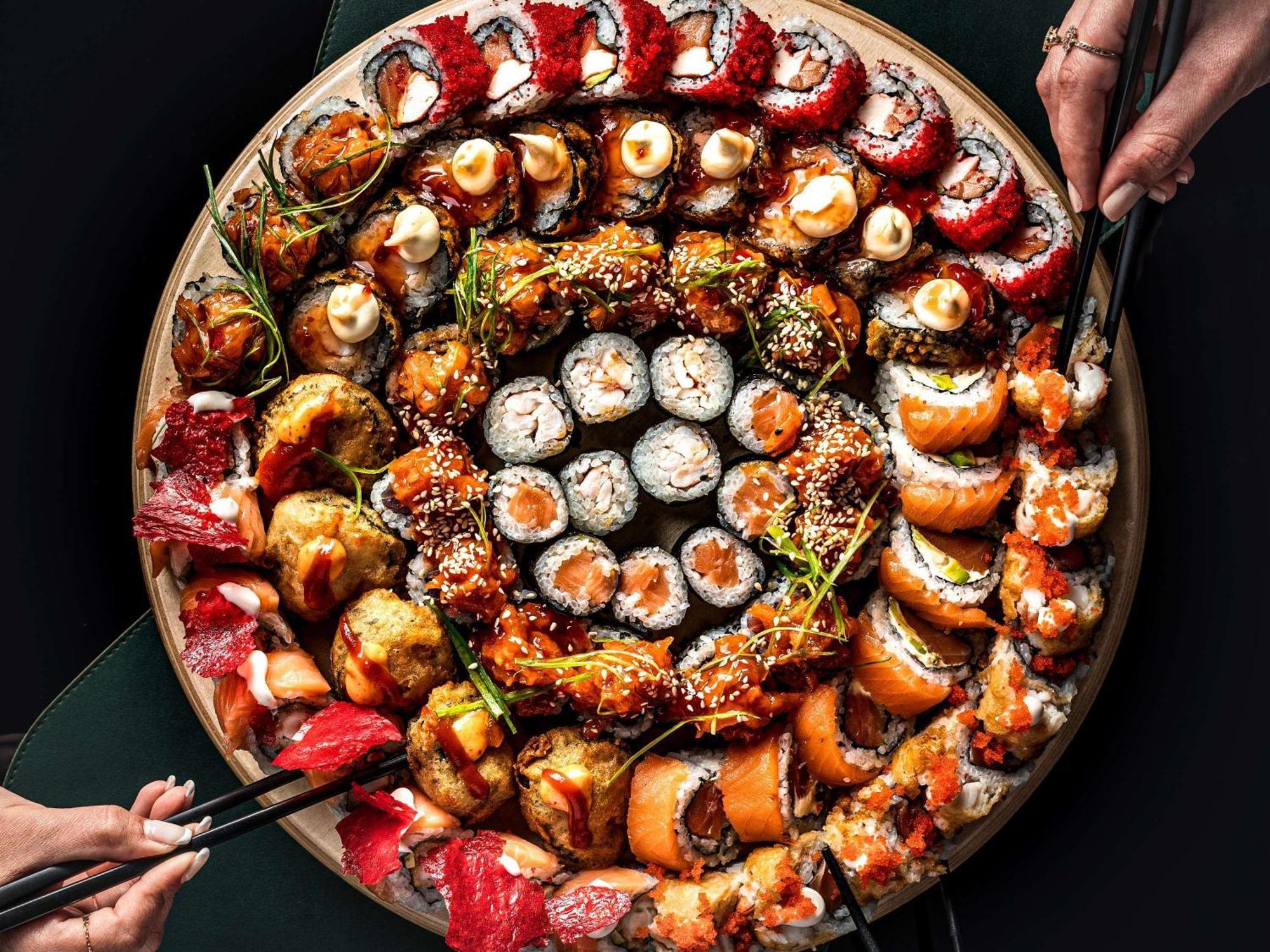 Moevenpick Hotel Cairo - Media City Giza Exteriér fotografie Sushi pizza